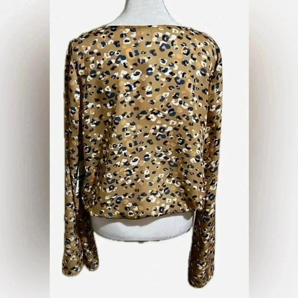 NWT Sadie and Sage long flare sleeve v-neck wrap top large - Picture 3 of 6